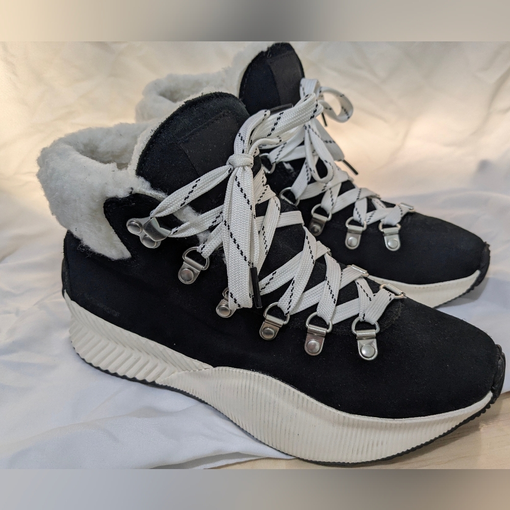 *NWOT* Sorel Women's Out N About III Conquest In Black & Seasalt Size 7